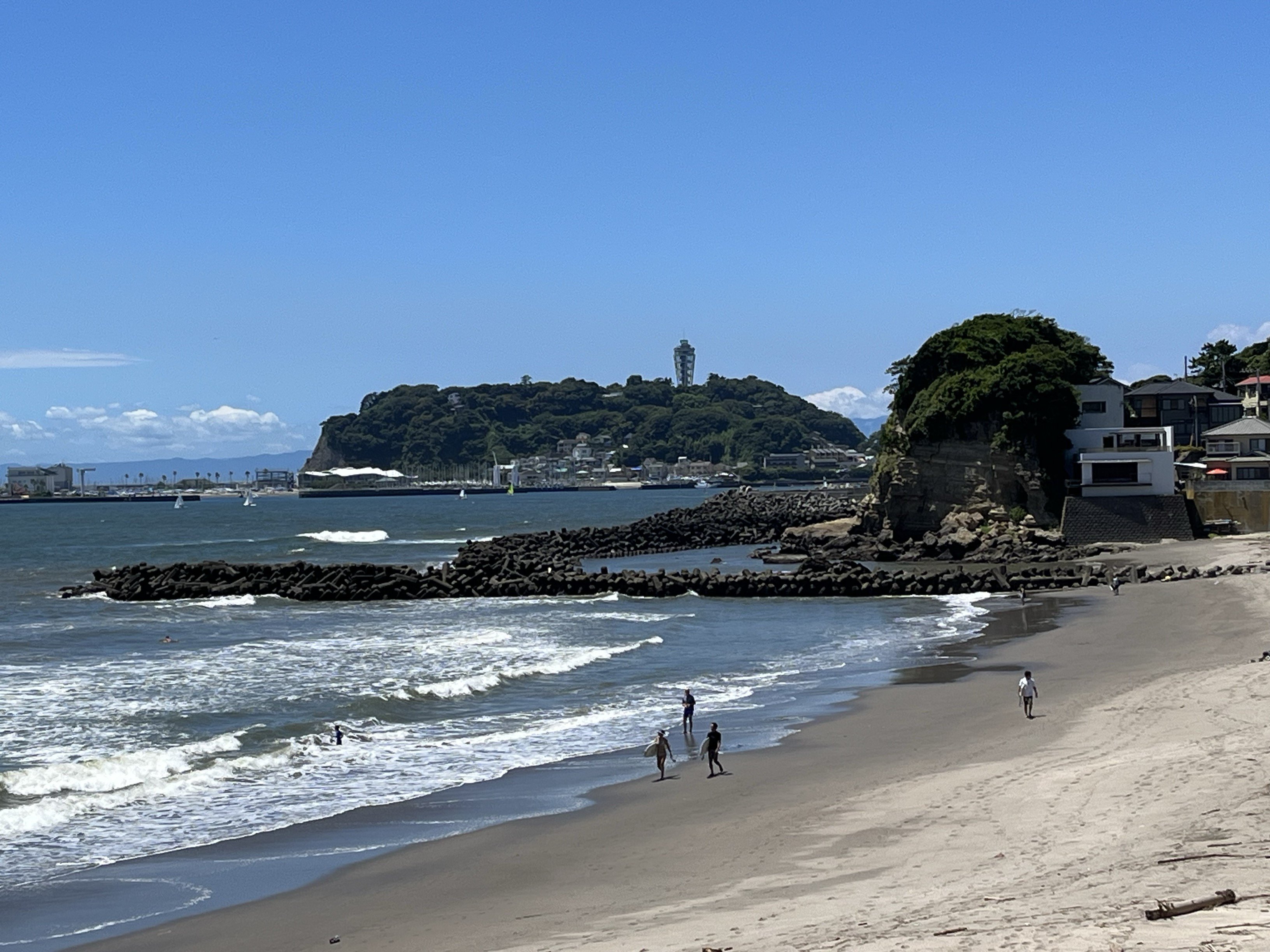 鎌倉市腰越の海岸